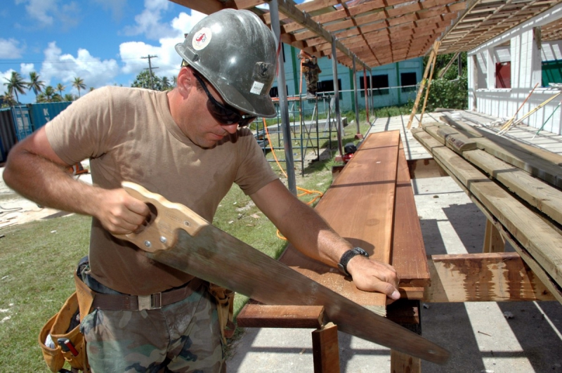 ebeniste-VALBONNE-min_worker_construction_building_carpenter_male_job_build_helmet-893290